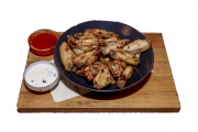 Crispy chicken wings basket with sweet chili and chives sour cream (gluten, lactose, vinegar)