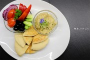 Aubergine cream with vegetables and roasted pita