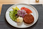 Tatár beefsteak vajjal, paradicsommal, paprikával, uborkával, lilahagymával, 6 pirítóssal