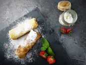 Pancake with curd cheese and strawberry jam (1pc)