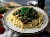 Pesto spaghetti with sundried tomatoes