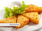 Rántott sajt hasábburgonyával, ketchuppal