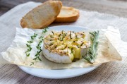 Grillezett camembert salátaágyon