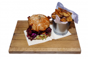 Bistro beef burger with fried potato wedges (homemade bun, bistro sauce, lettuce, coleslaw, bacon, cheddar, caramelized onion jam) (gluten, lactose, egg, soya, sesam, vinegar)
